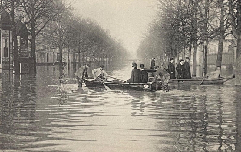 paris_inondation_barque_avenue_montaigne_75008_heliogravure_de_1910_france