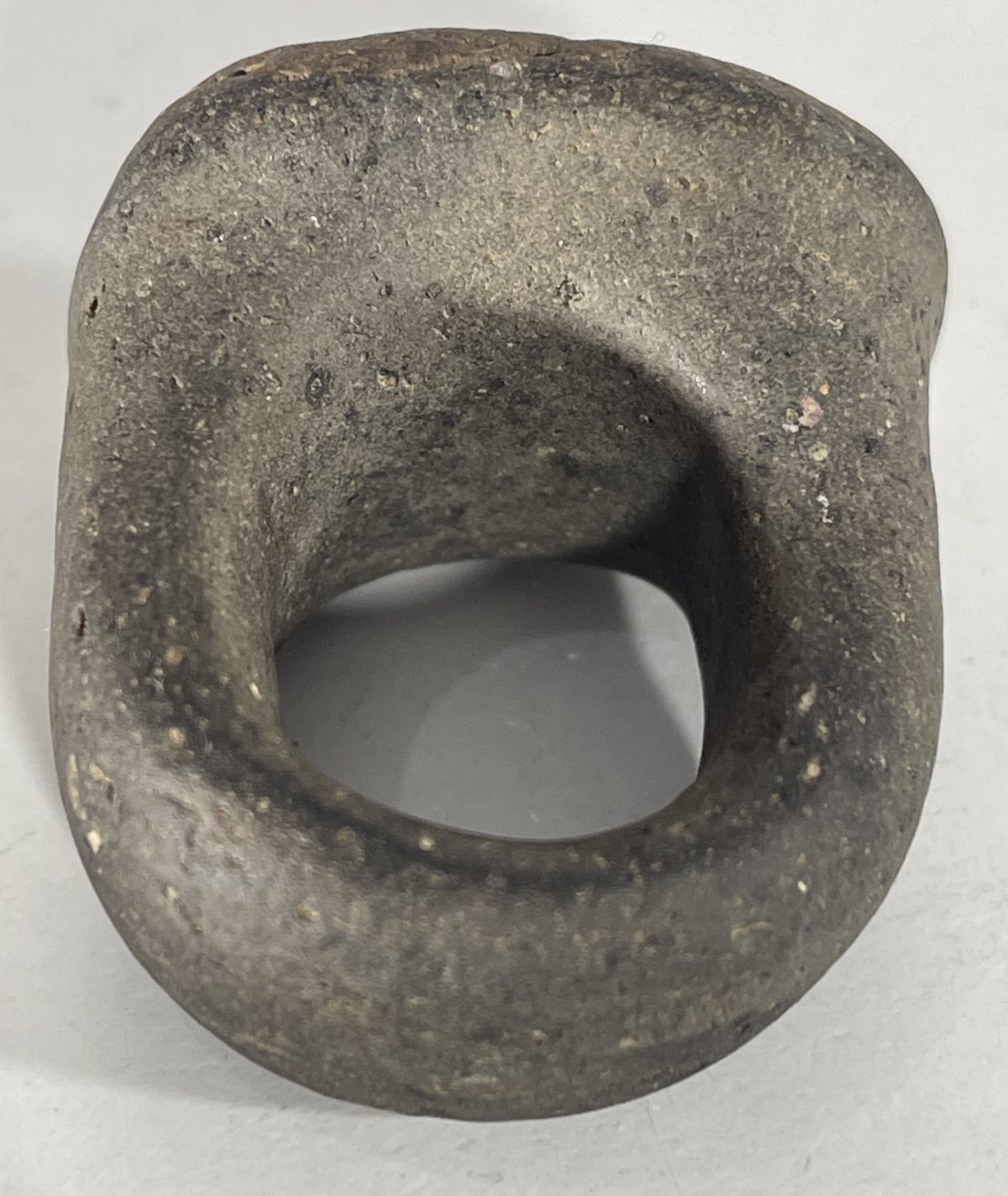 anneau_en_pierre_basalte_ou_lave_ethnographie_objet_ancien_curiosite