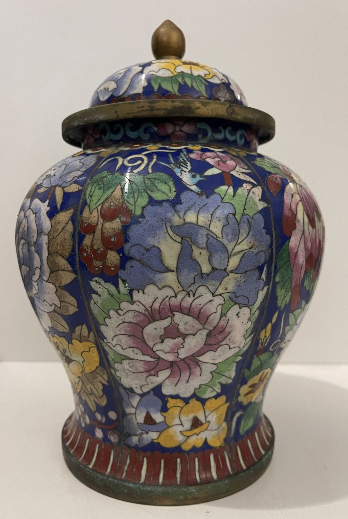 chine_pot_couvert_cloisonne_c_1930_fleur_papillon_oiseaux_pivoine_chrysantheme