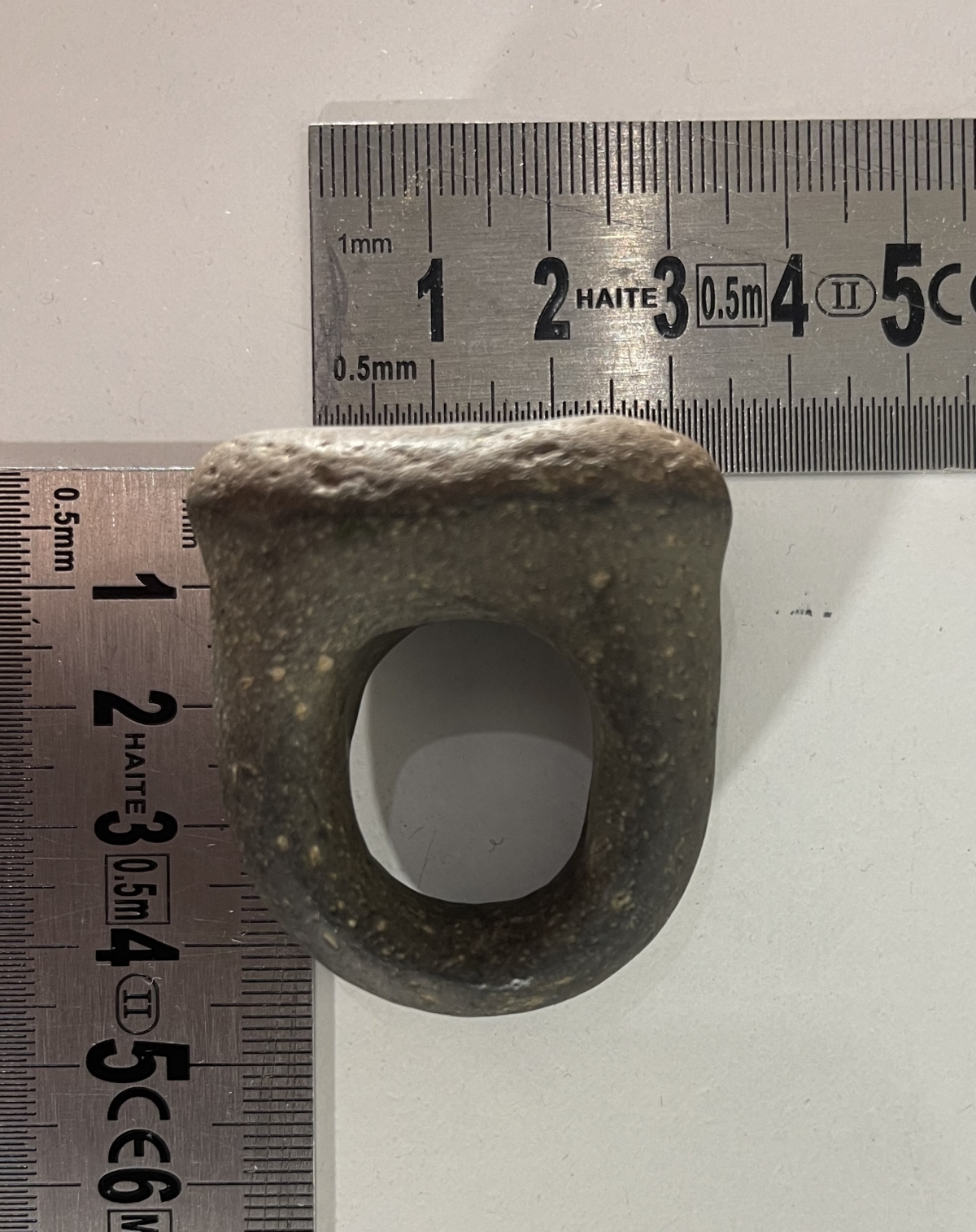 anneau_en_pierre_basalte_ou_lave_ethnographie_objet_ancien_curiosite