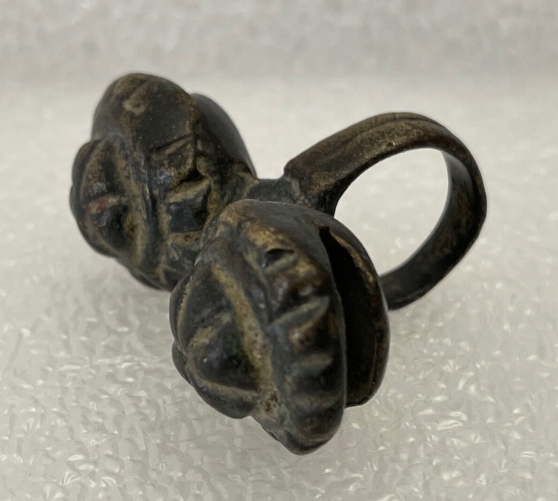 bague_grelots_en_bronze_a_patine_noire_inde_tres_ancienne_territoire_de_delhi
