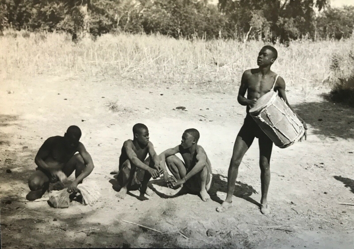 cameroun_rhumsiki_afrique_hommes_au_repos_kapsiki_circa_1950_argentique