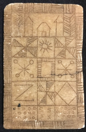 carre_magique_ou_tablette_votive_pierre_non_identifiee_afrique_?_pictogrammes