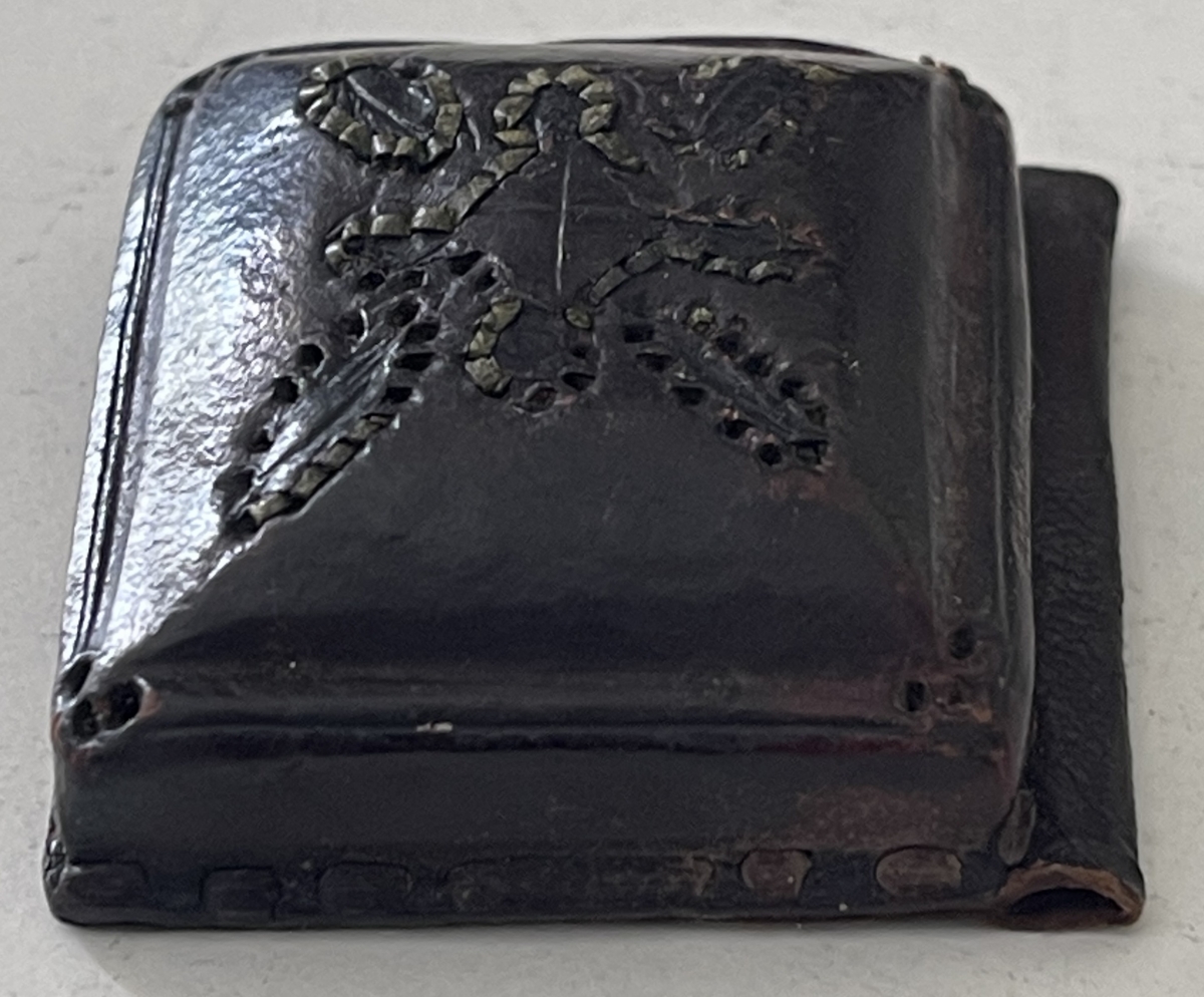 gris-gris_africain_en_cuir_amulette_de_protection_xixe_afrique_sahel