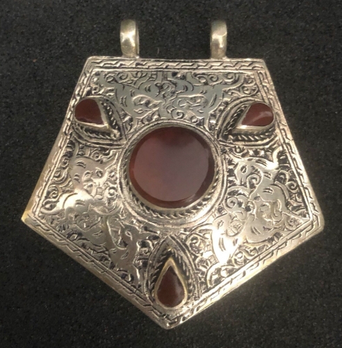 pendentif_a_decor_de_daims_et_agates_rouge_xx_bijoux_asie