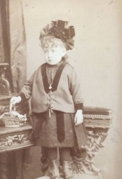 adolphe_terris_marseille_portrait_de_petite_fille_circa_1880_france_photographie