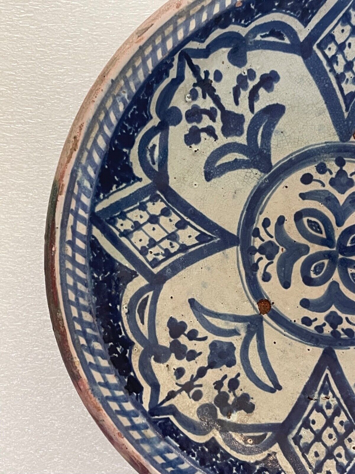 maroc__ceramique_marocaine__plat_rond_polychrome_signe,_localisation_a_identifier