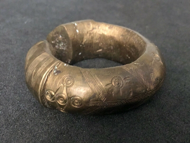 bracelet_niger__metal_bronzier__afrique_xxe__bronze_ou_laiton_690_grammes_d_9,4_cm_