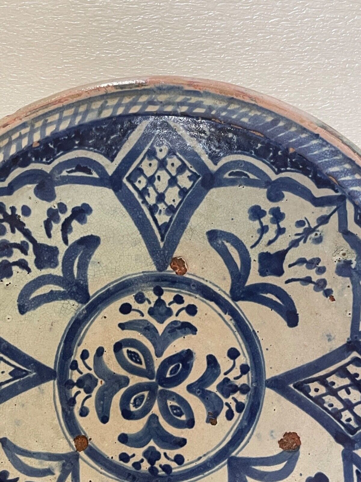 maroc__ceramique_marocaine__plat_rond_polychrome_signe,_localisation_a_identifier