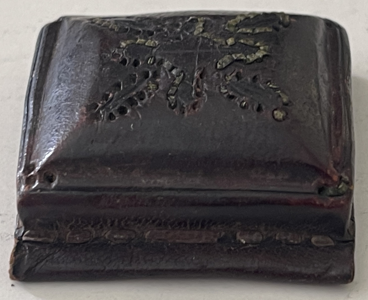 gris-gris_africain_en_cuir_amulette_de_protection_xixe_afrique_sahel