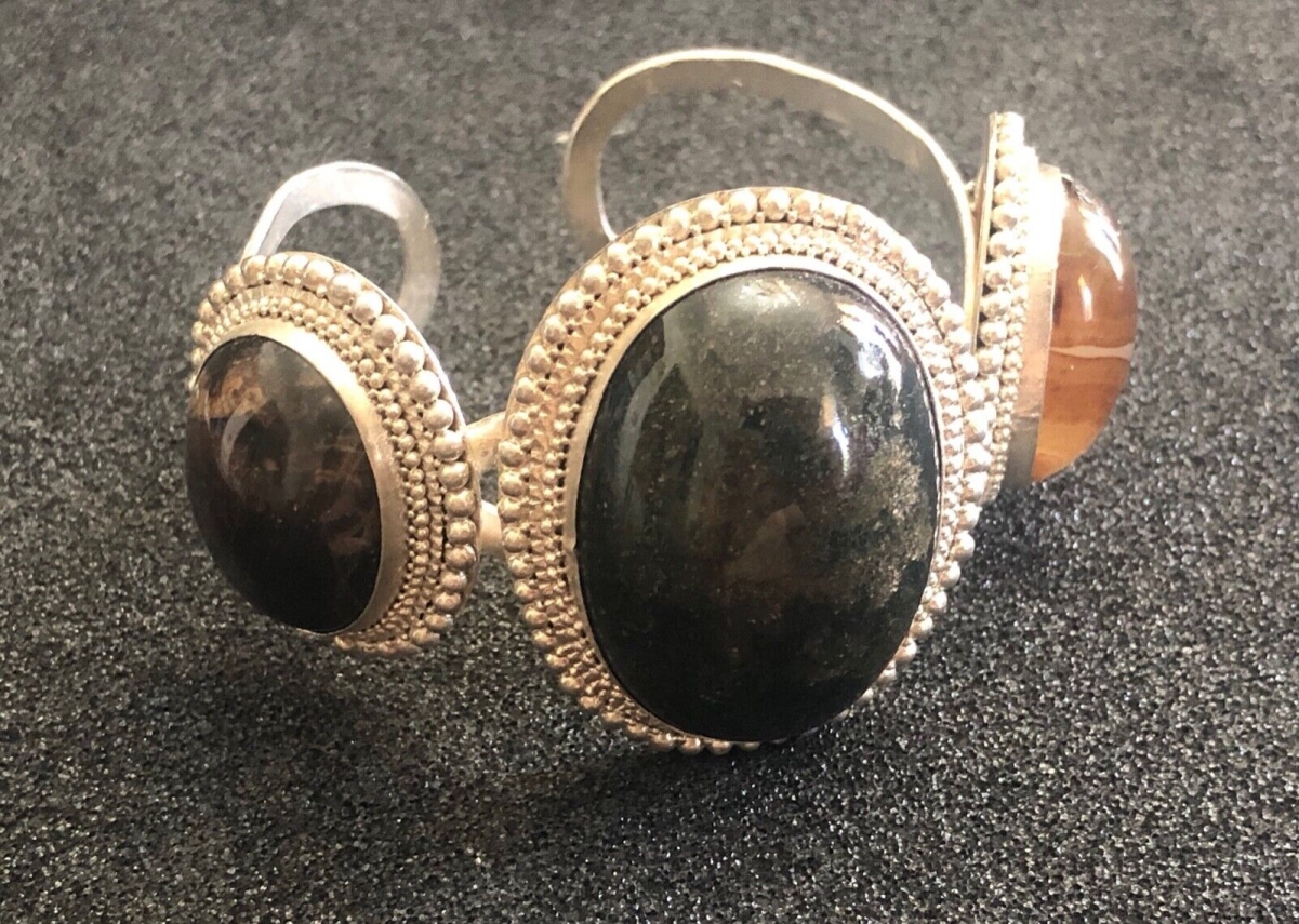 bracelet_ethnique_a_trois_cabochons_bijoux_origine_non_identifiee_?