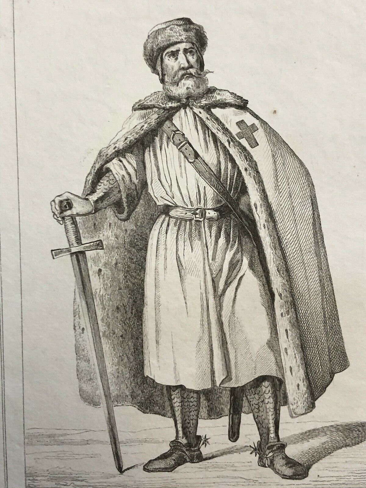 russie_chevalier_porte_glaive_gravure_1838_uniforme_coiffe_cape_hermine_eperon
