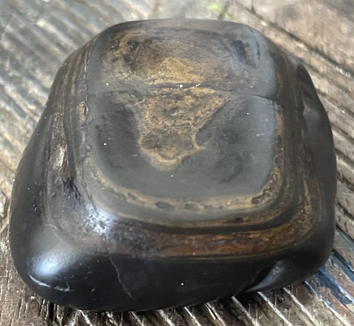 ancien_galet_sculpte_noir_figure_anthropomorphe_primitive_pierre_polie_art