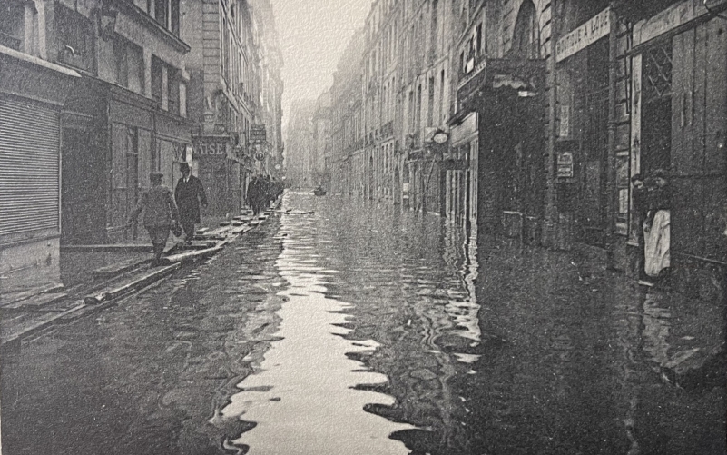 paris_inondation_rue_saint-andré-des-arts_heliogravure_de_1910_france