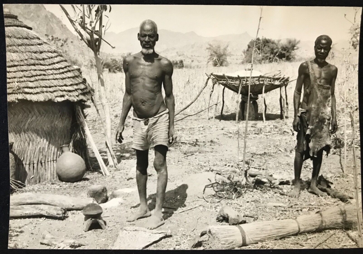 rhumsiki_cameroun__afrique_hommes_kapsiki__circa_1950__12,8_x_8,8_cm_cameroun_homme_