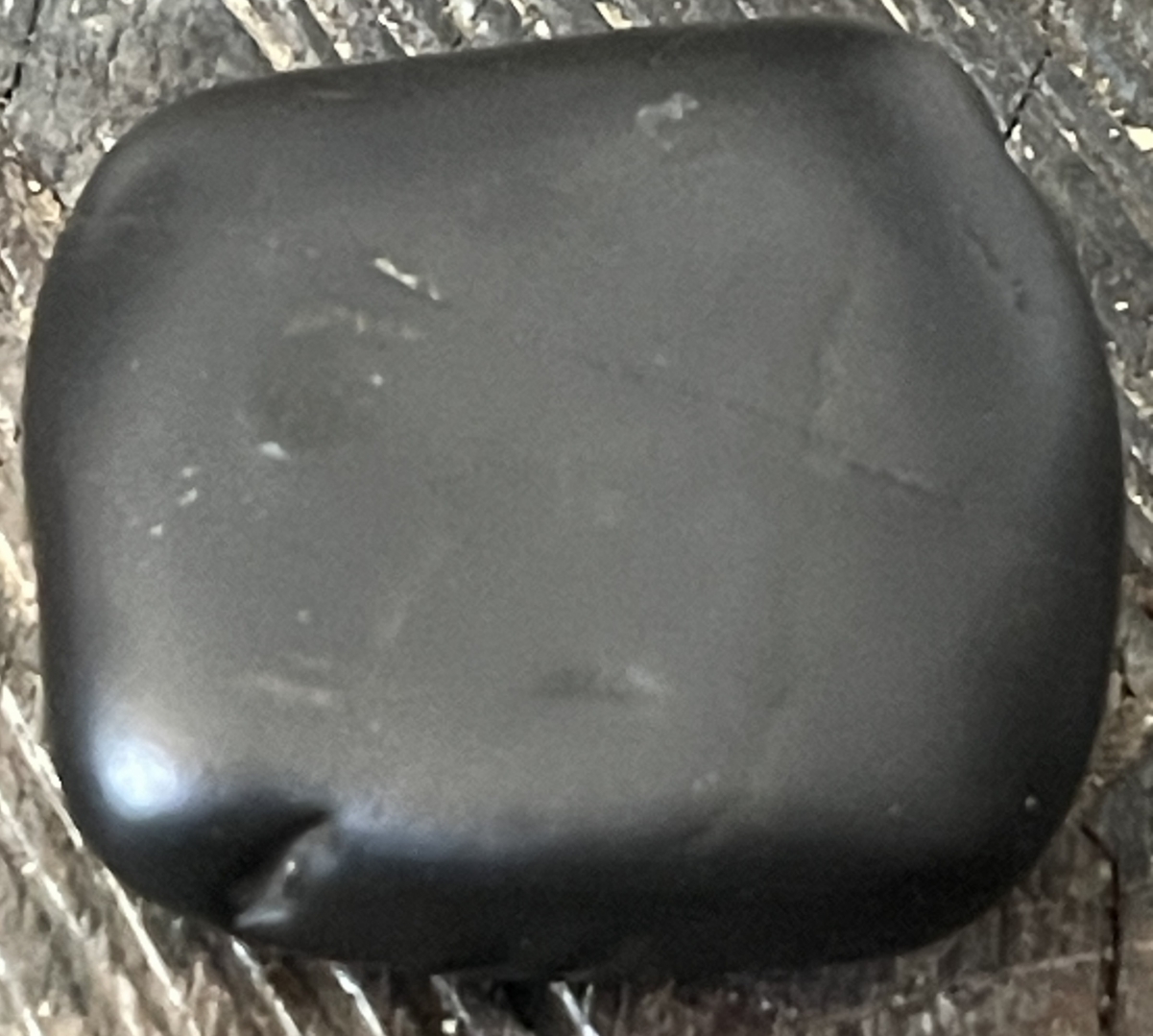 ancien_galet_sculpte_noir_figure_anthropomorphe_primitive_pierre_polie_art