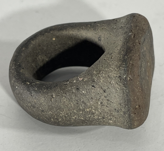 anneau_en_pierre_basalte_ou_lave_ethnographie_objet_ancien_curiosite