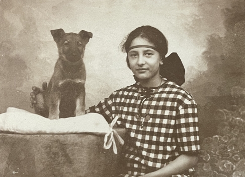 syrie_jeune_femme_au_chien_alep_photographie_vers_1918