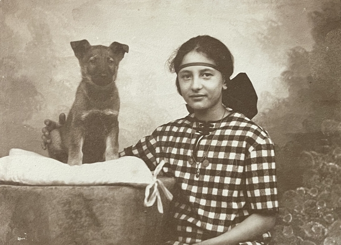 syrie_jeune_femme_au_chien_alep_photographie_vers_1918