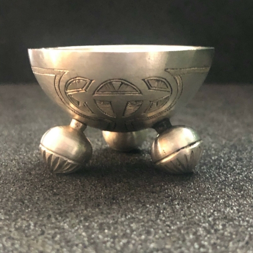 petit_recipient__objet_ethnique_en_metal_argente_non_identifie_?