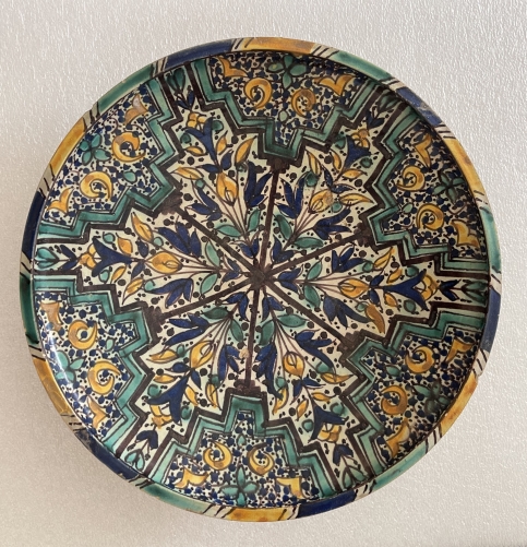 maroc_plat_en_faience_polychrome_bleu_jaune_brun_vert_sur_fond_blanc_xviiie
