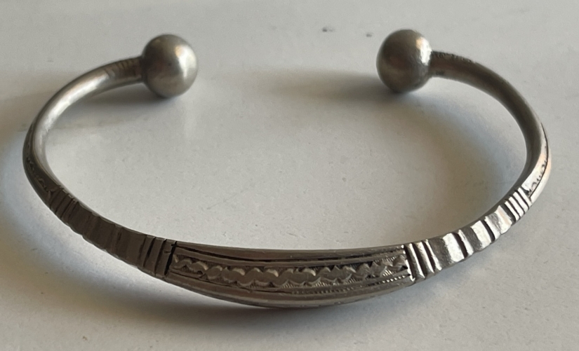 old_tuareg_niger_bracelet_low_grade_tribal_silver_engraved_african_jewelry