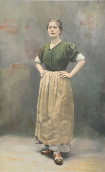 gabrielle_fleury_1871-19___theatre_antoine_paris_1900_le_voiturier_henschel