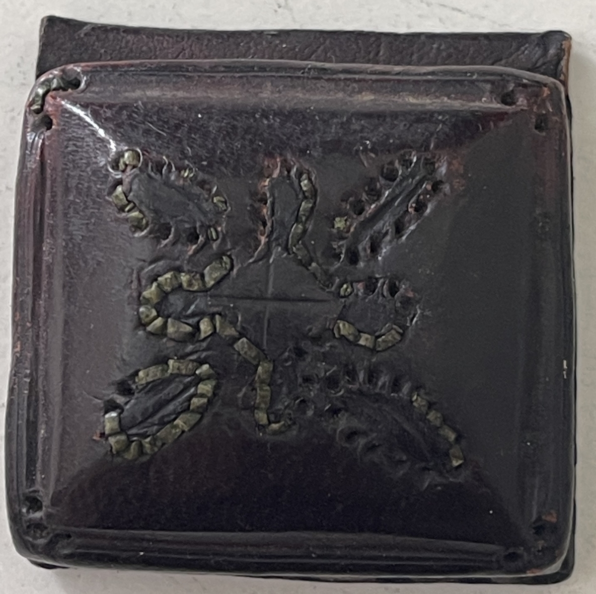 gris-gris_africain_en_cuir_amulette_de_protection_xixe_afrique_sahel