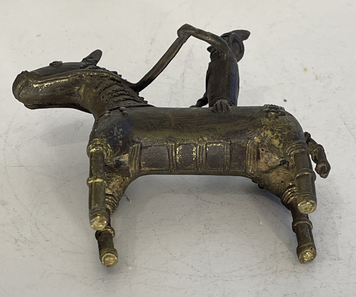 inde_femme_cavaliere_a_cheval_art_tribal_bastar_vers_1950