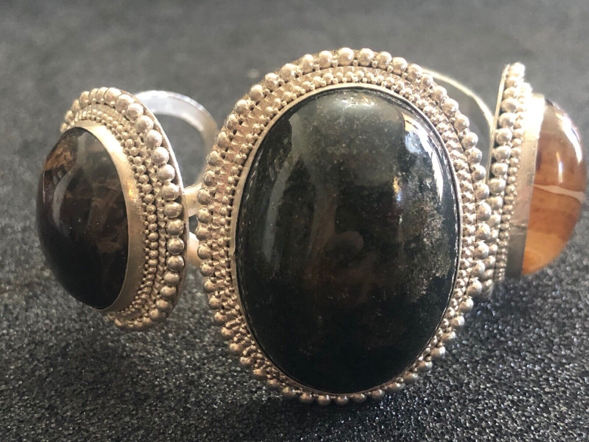 bracelet_ethnique_a_trois_cabochons_bijoux_origine_non_identifiee_?