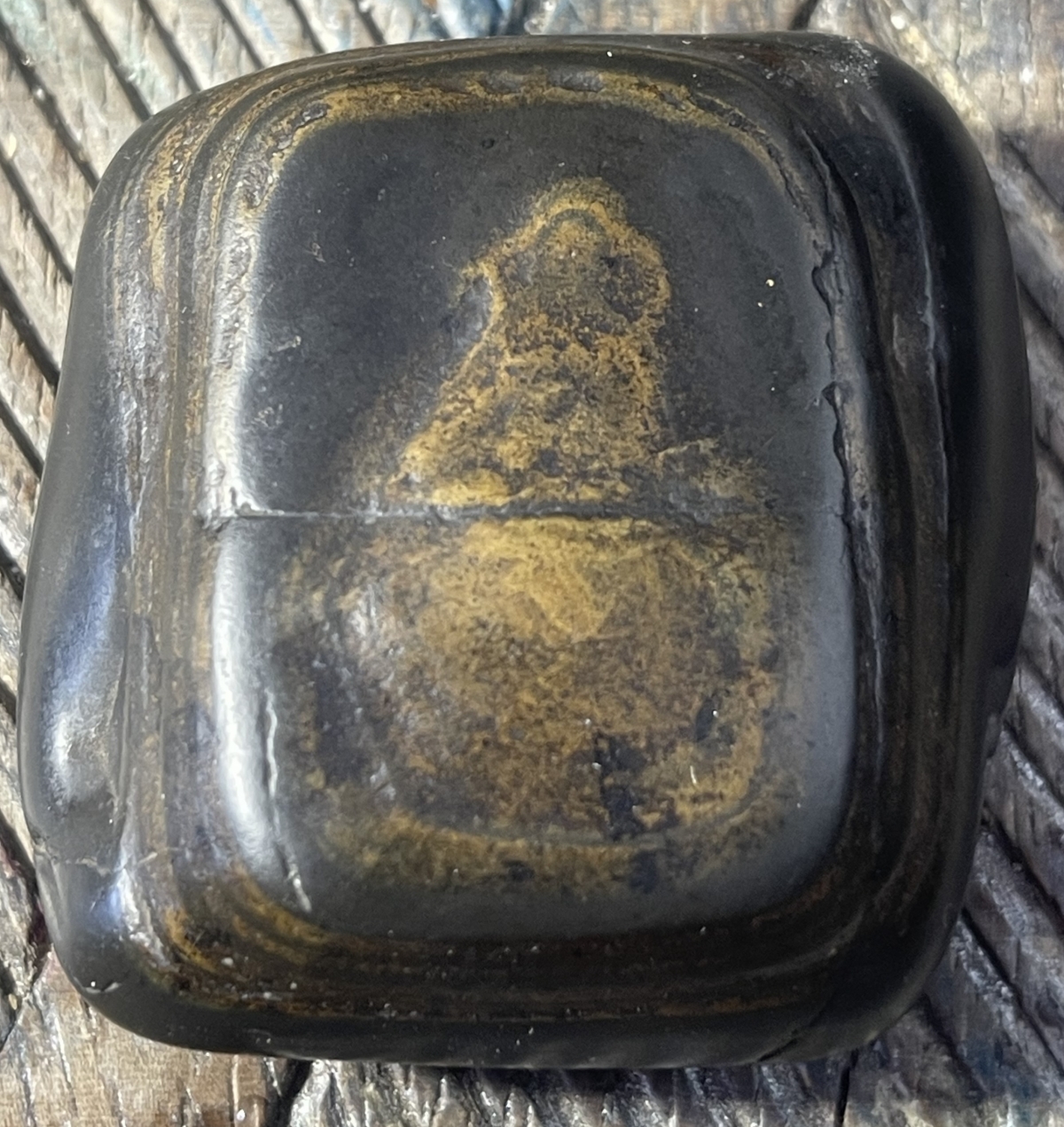 ancien_galet_sculpte_noir_figure_anthropomorphe_primitive_pierre_polie_art