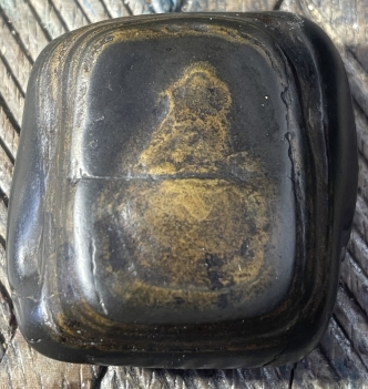 ancien_galet_sculpte_noir_figure_anthropomorphe_primitive_pierre_polie_art