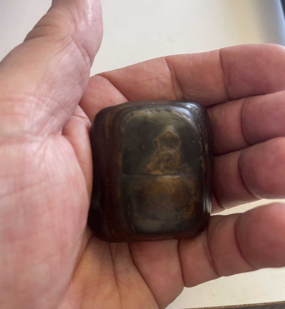 ancien_galet_sculpte_noir_figure_anthropomorphe_primitive_pierre_polie_art