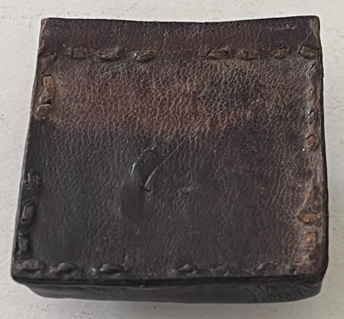 gris-gris_africain_en_cuir_amulette_de_protection_xixe_afrique_sahel