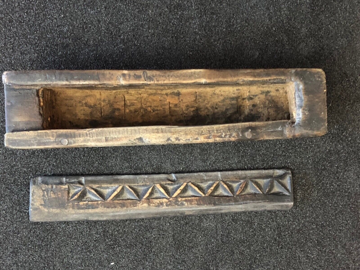 boite_plumier_en_bois_sculpte,_travail_africain,_19,2_cm_de_long_
