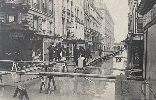 paris_inondation_rue_du_bac_heliogravure_de_1910_