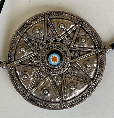 maroc_grand_pendentif_disque_8_cm_orne_millefiori_central_metal_argente_xxe