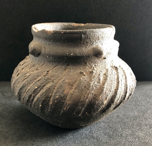 ceramique_berbere_a_fond_plat,_decor_incise_5_boutons_sur_cordon_cuisson_etouffe_