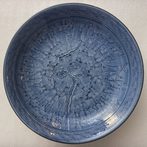 japon_grand_plat_a_decor_de_prunus_incise_sous_couverte_ideogrammes_au_verso