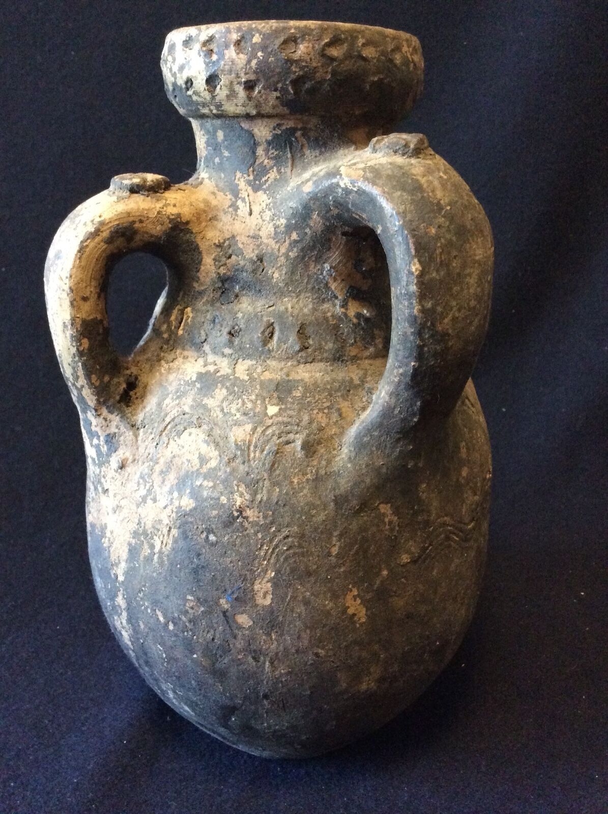 pot_a_anse_ceramique_a_decor_poincon_chevron_ondule_en_ligne_non_identifie_?