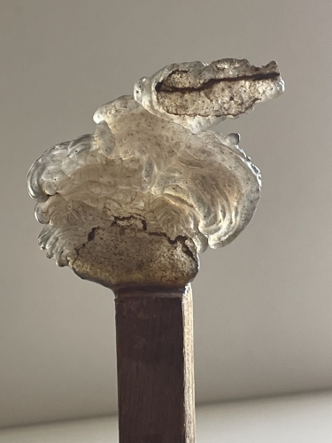 chine_dragon_type_chilong_jade_nephrite_style_archaique_sur_socle_bois