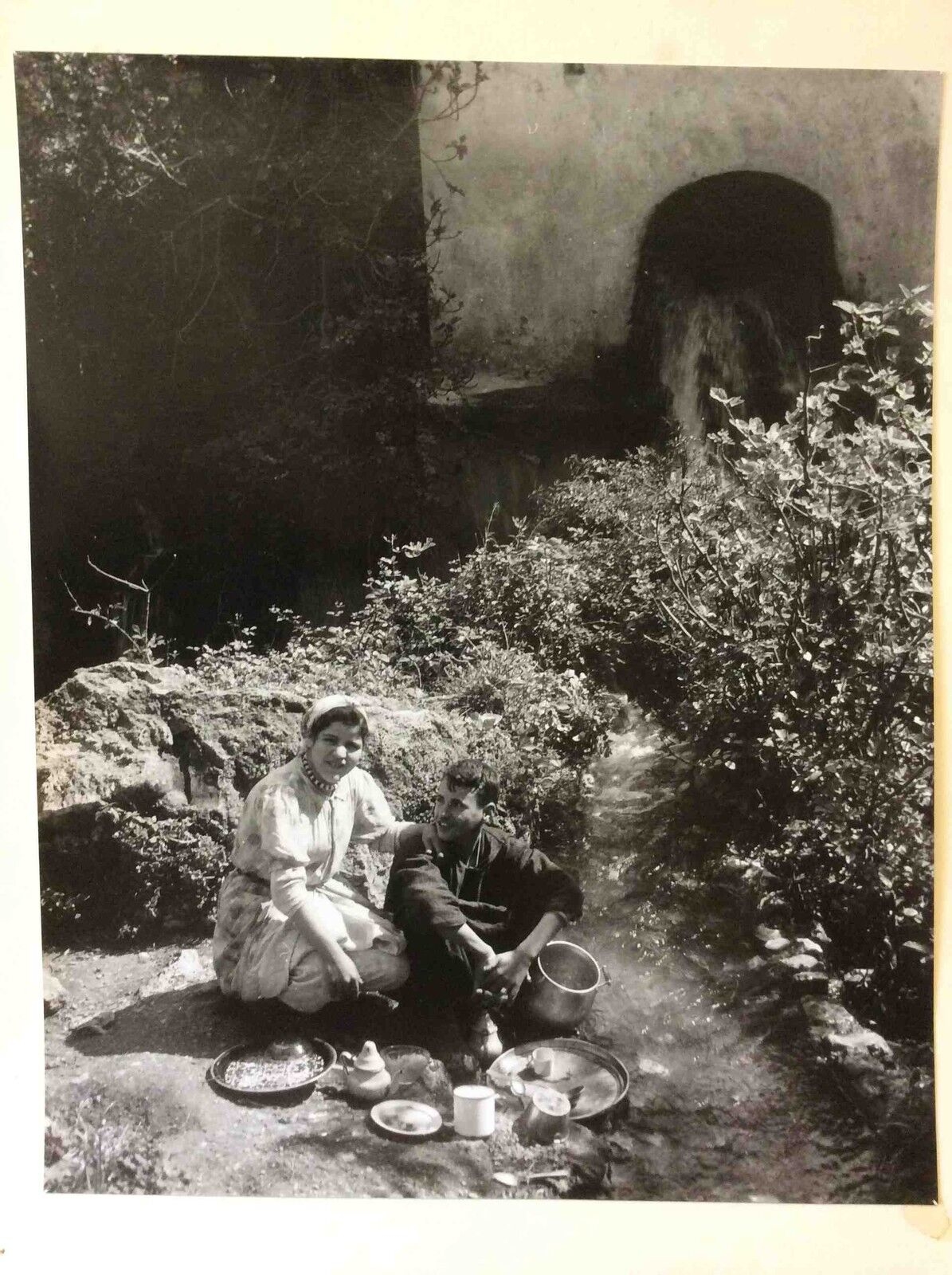 maroc__tirage_argentique_anonyme_entre_1930_et_1960__jeune_couple__al-_maghrib_