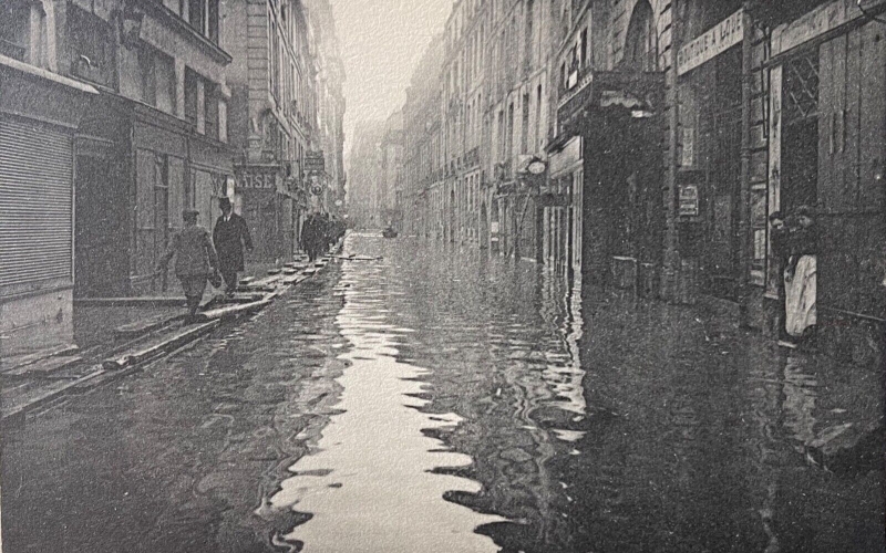 paris_inondation_rue_saint-andré-des-arts_heliogravure_de_1910_france