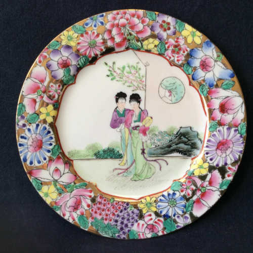 chine__assiette_en_porcelaine_emaillee,_decor_floral_et_personnages__dorure,_signee_xx_eme___5_de_disponibles