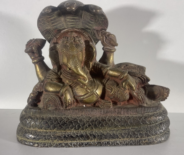 ganesh_couche_sous_naga_inde_traces_rituelles_ancien_hindouisme_elephant_c_1950