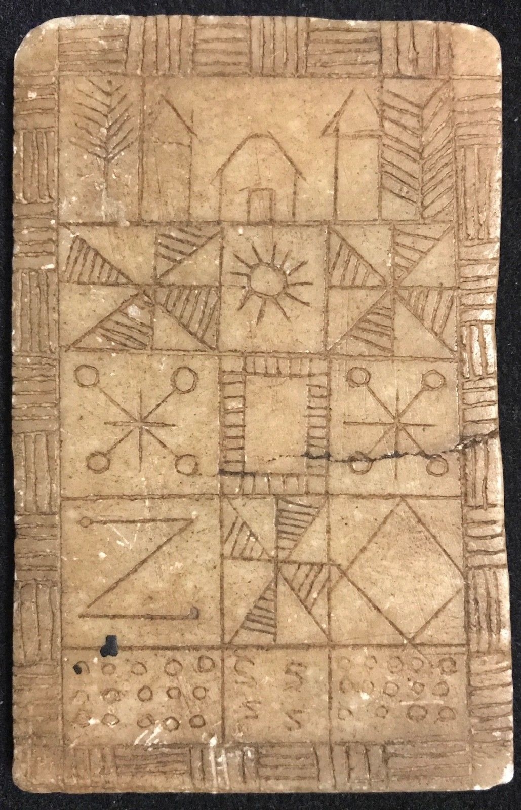 carre_magique_ou_tablette_votive_pierre_non_identifiee_afrique_?_pictogrammes