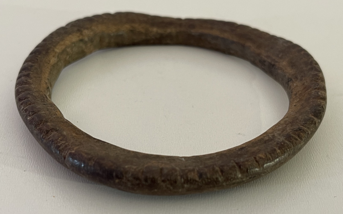 gabon_bracelet_ondumbo_du_haut-ogooue_en_peau_hippopotame_vers_1860_afrique