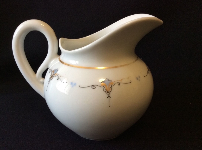 pot_a_lait_en_porcelaine_de_paris___france