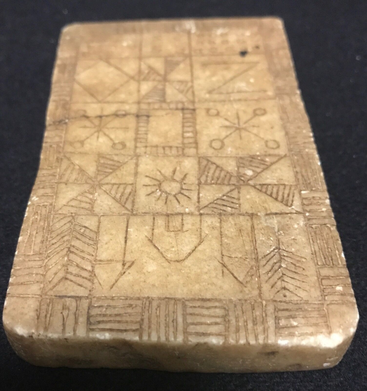 carre_magique_ou_tablette_votive_pierre_non_identifiee_afrique_?_pictogrammes
