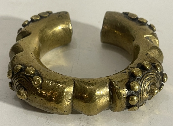 bracelet-monnaie_prestige_peuples_bamoun_ou_bamilekes_cameroun_xix_debut_xxe